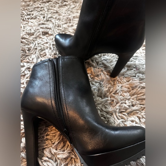 $160 Gianni Bini Elegant Black Ankle Boots Sz 10 - Picture 3 of 6